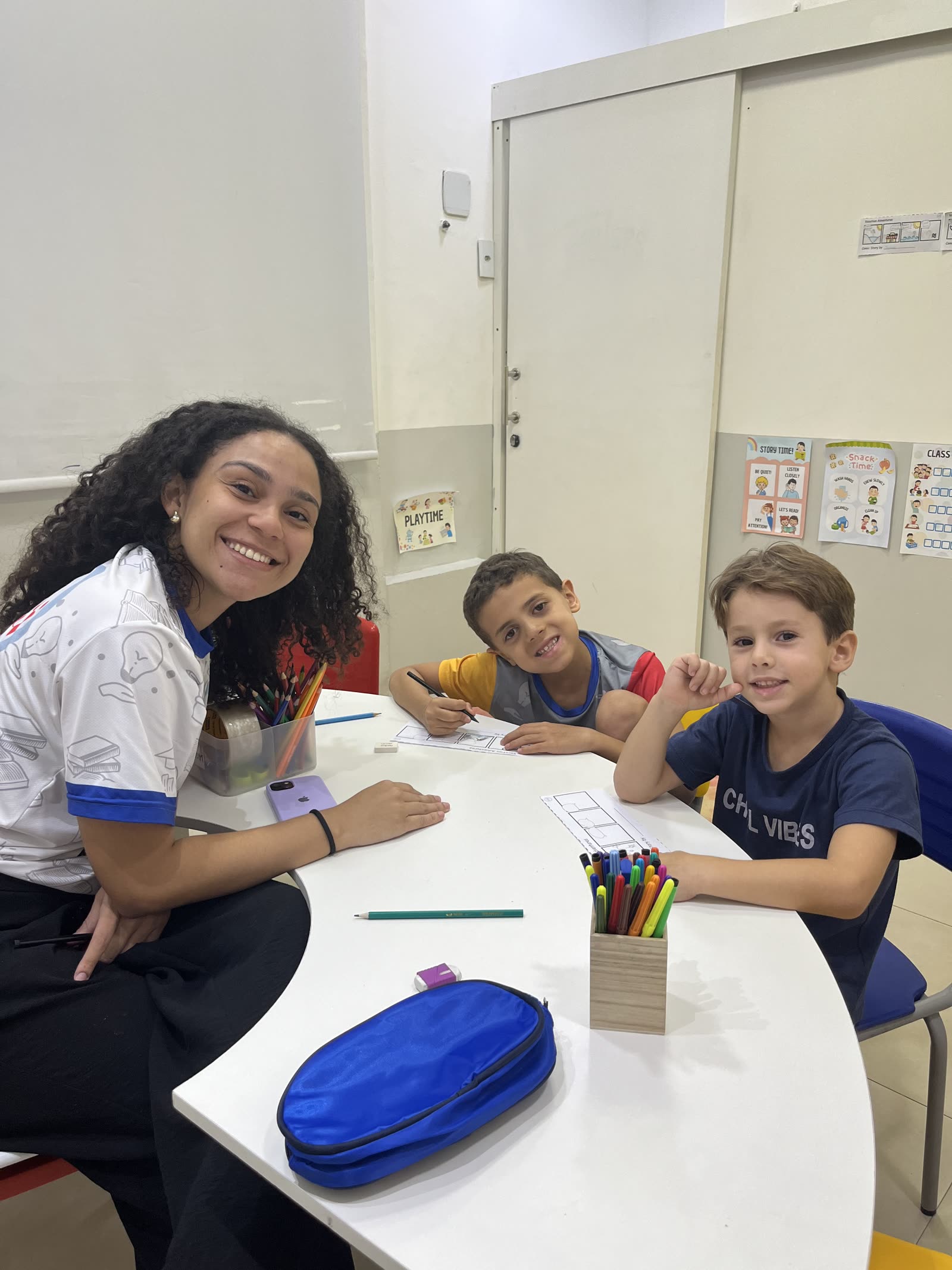 Crianças e professora em atividade em grupo na Eibici, desenvolvendo socialização