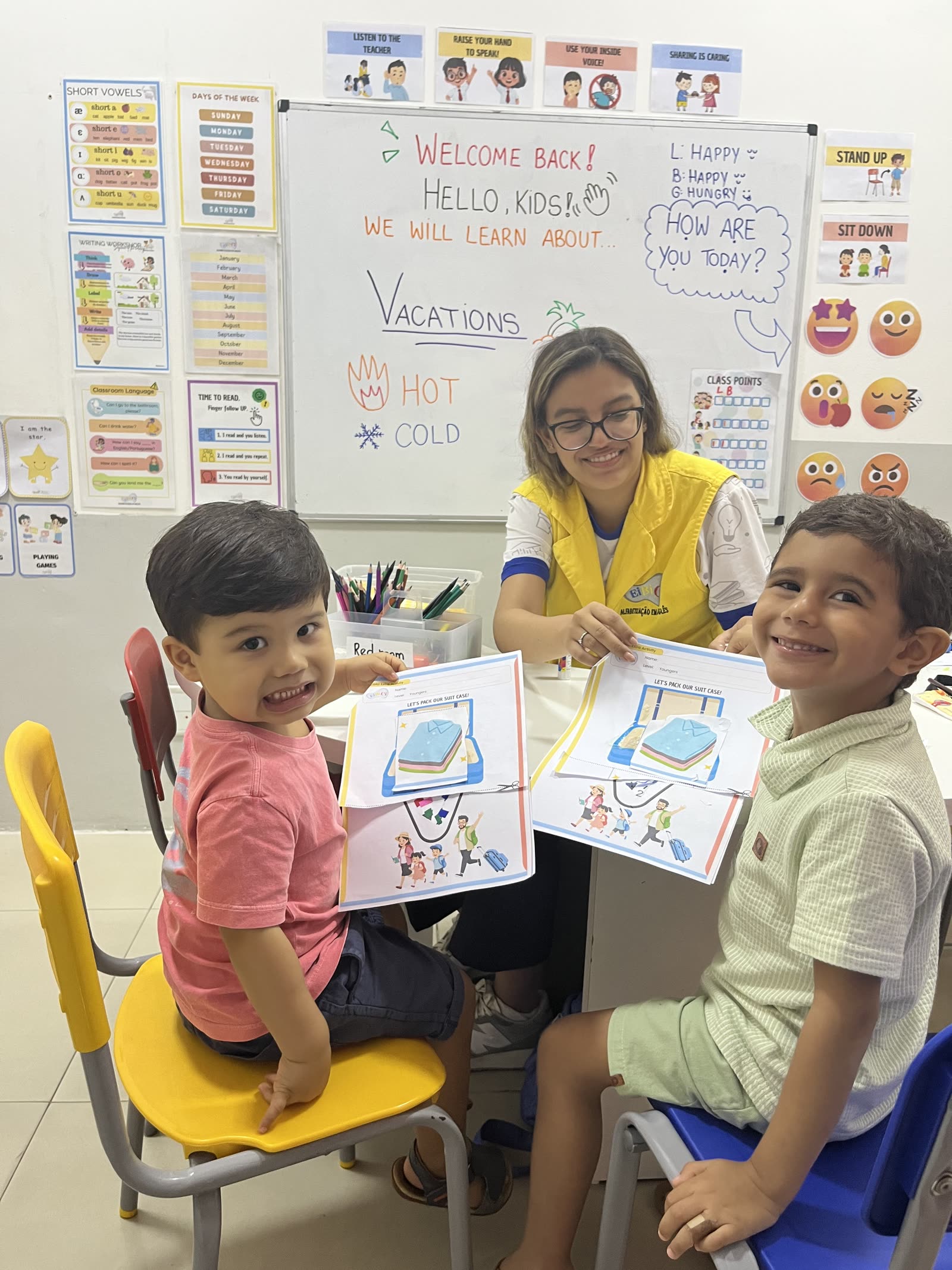 Criança trabalhando sons e letras em atividade de alfabetização em inglês